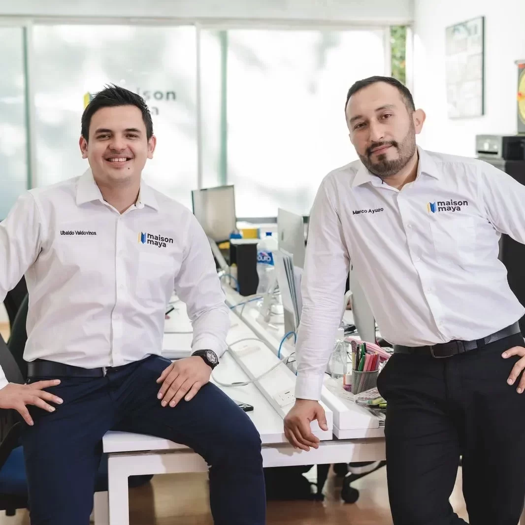 Dos hombres Posando en oficinas de Remates Inmobiliarios Maison Maya